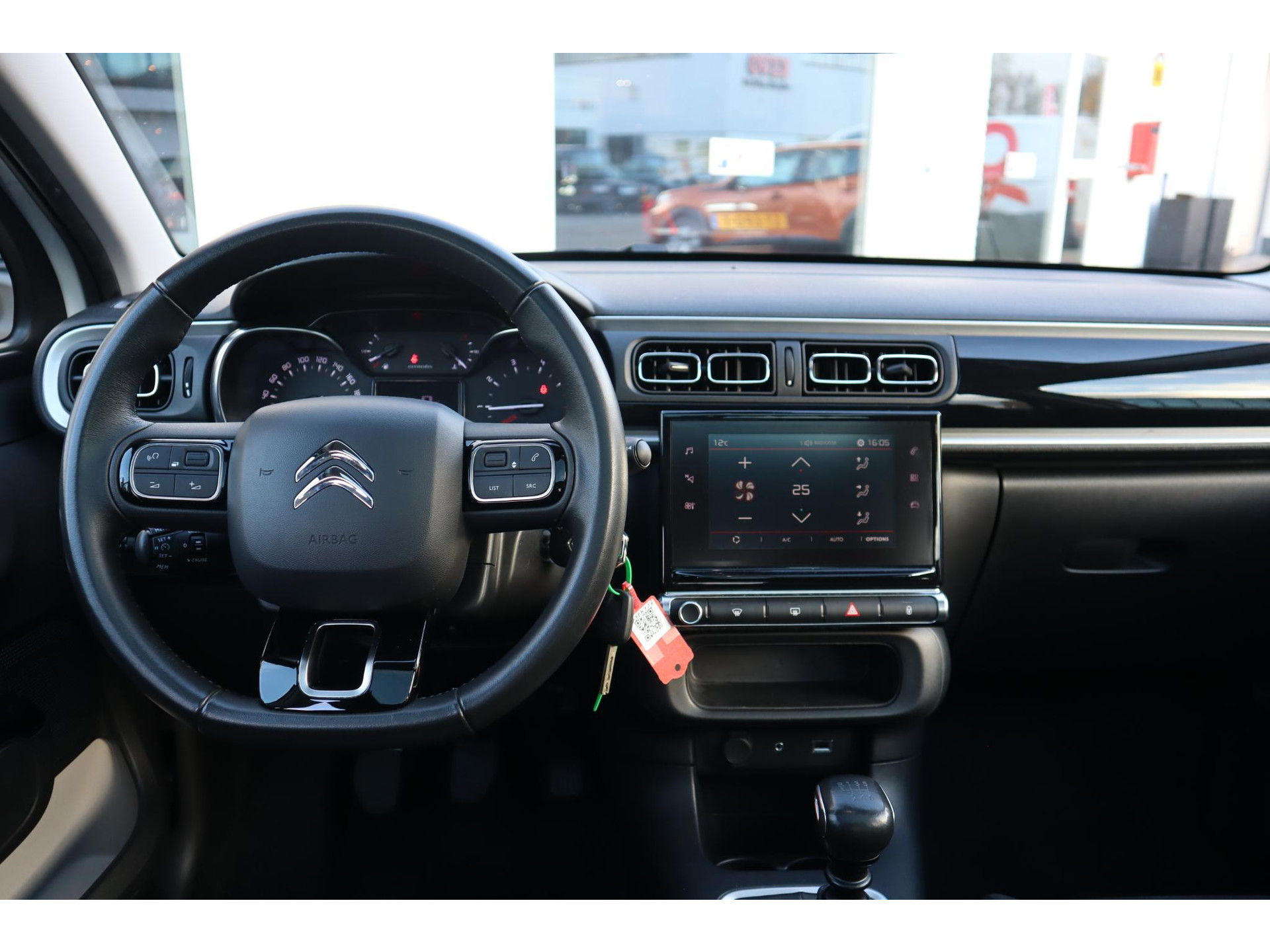 41589239-6.jpg